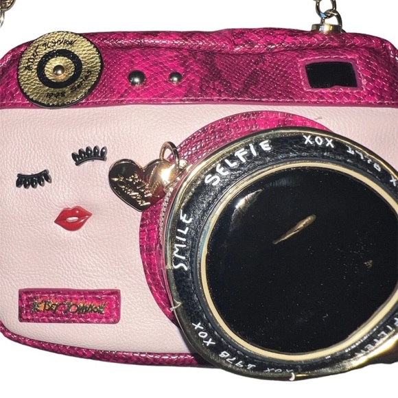 Betsey Johnson “Close Up” Camera Crossbody Pink and Black Bag Kitsch RARE - Picture 6 of 7